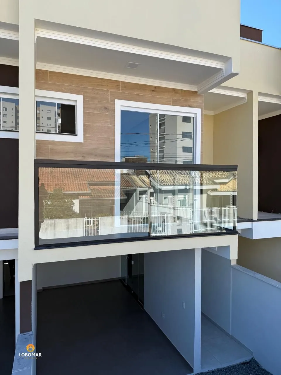 Sobrado novo à 400 metros do mar, pronto para morar, 3 dormitórios em Balneário - foto 1