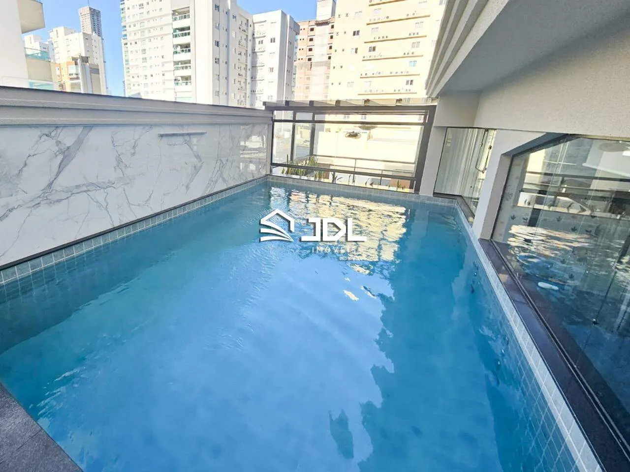 Apartamento à venda no bairro Meia Praia - foto 1