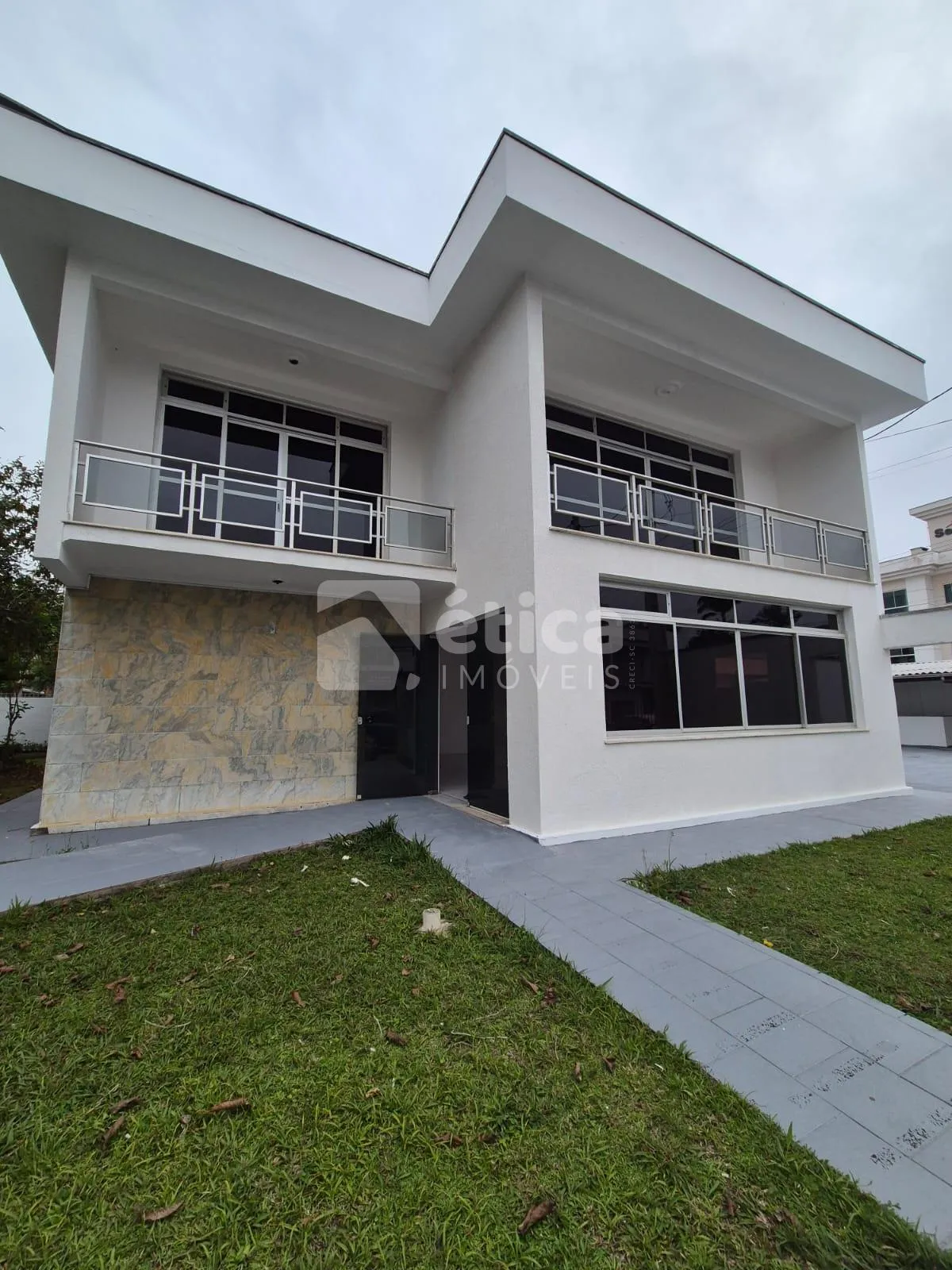 Casa comercial na Vila Operária com estacionamento, localização privilegiada. - foto 1