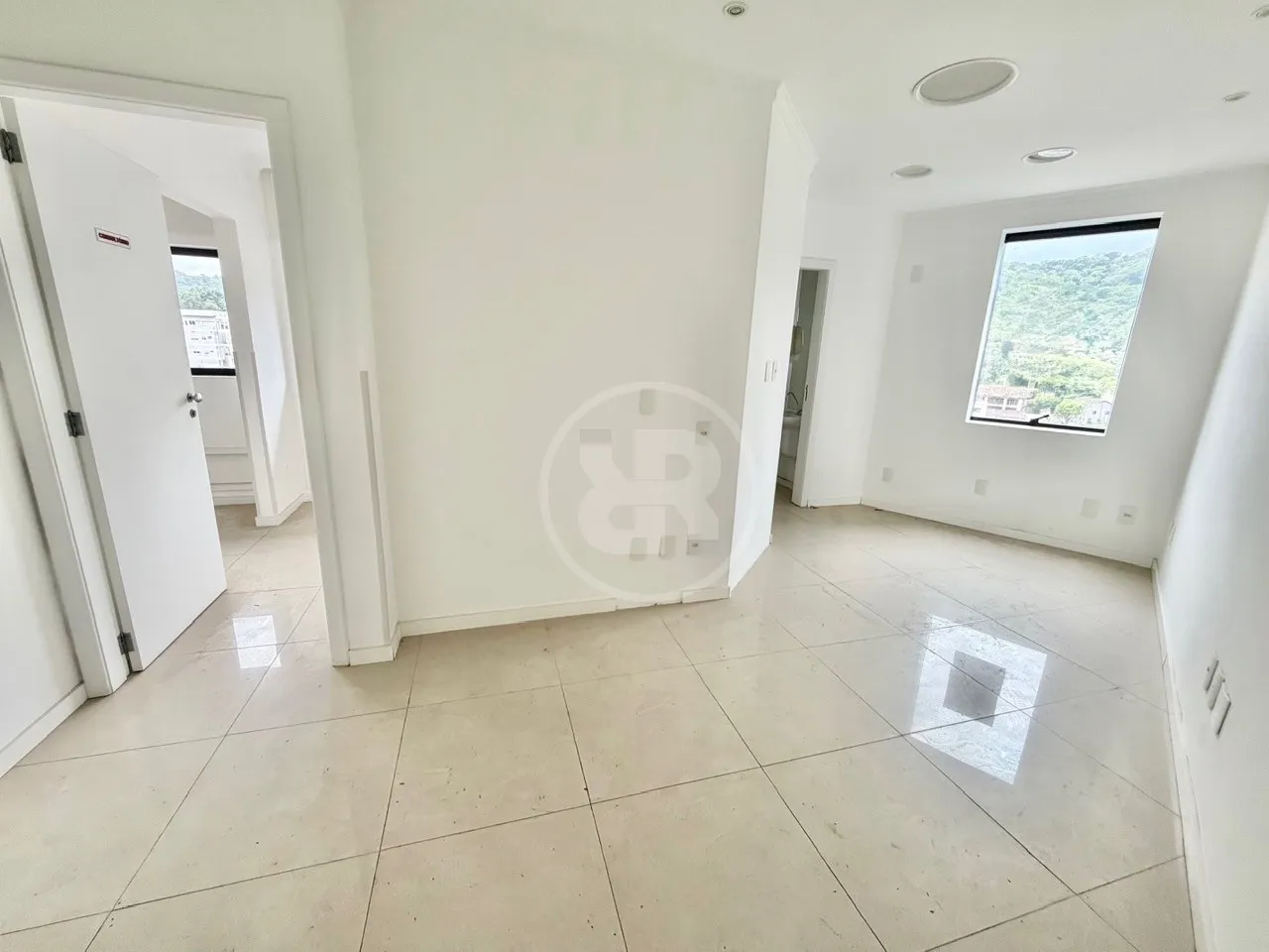 Sala Comercial com 100m no Centro Clínico Oswaldo Cruz, para Alugar no bairro Garcia, em Blumenau/SC — foto 2