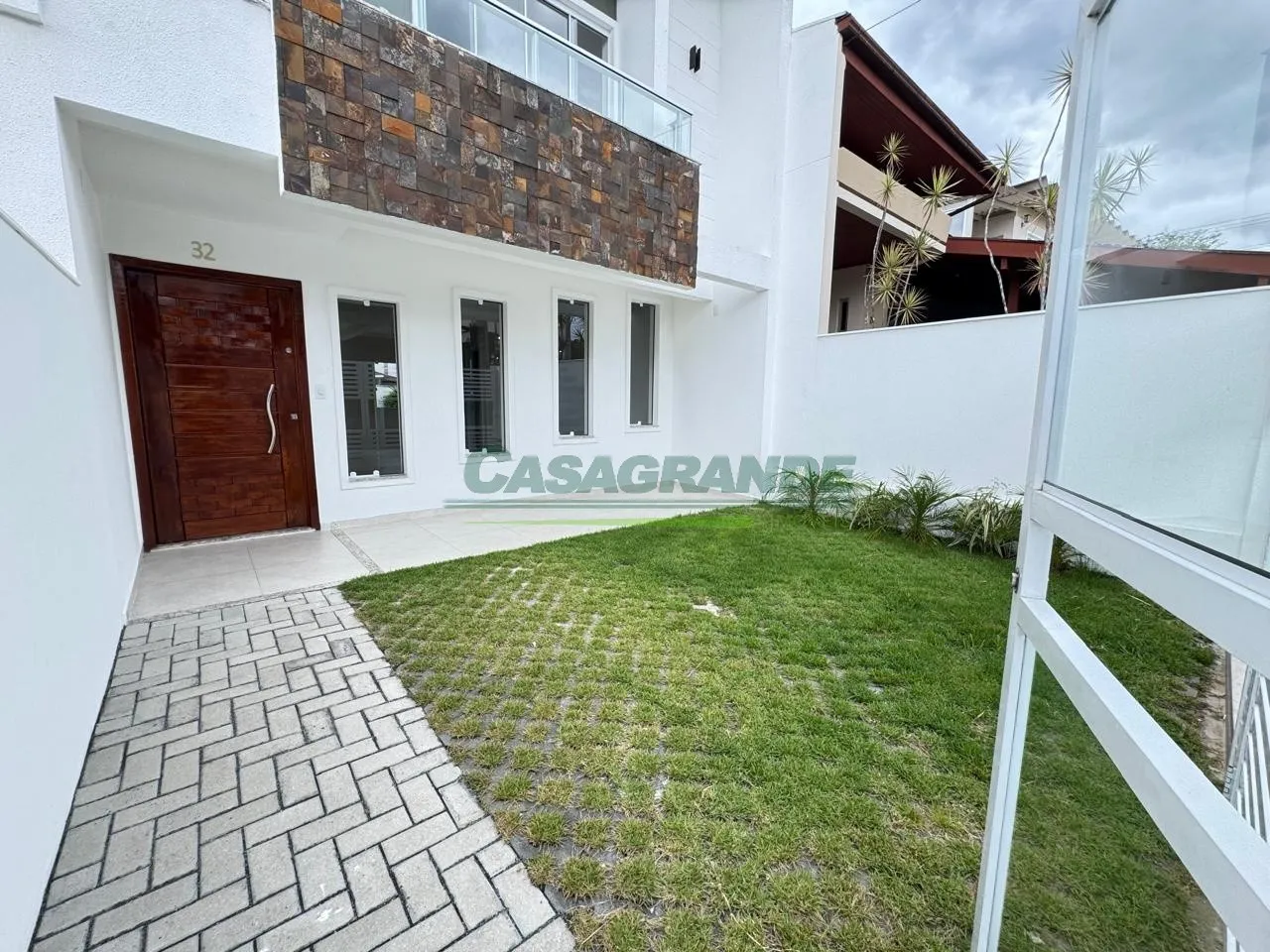 Sobrado em ótima localização no bairro Escola Agrícola, próximo a supermercados, escolas, farmácias e com fácil acesso ao centro. - foto 1