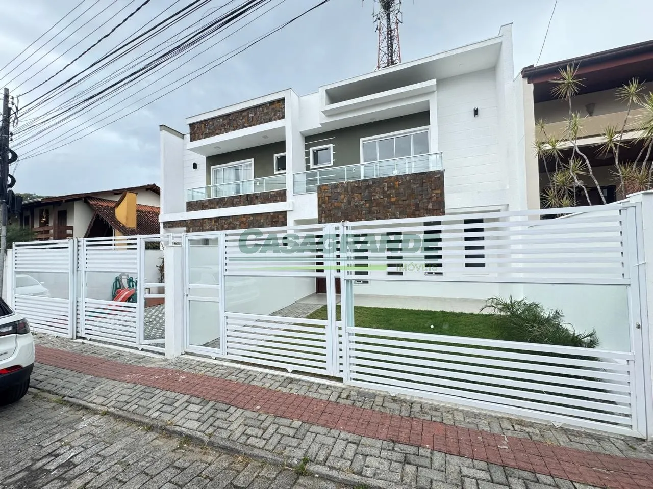 Sobrado em ótima localização no bairro Escola Agrícola, próximo a supermercados, escolas, farmácias e com fácil acesso ao centro. — foto 2