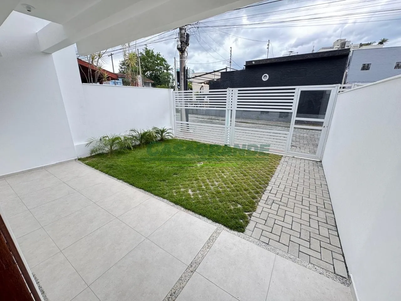 Sobrado em ótima localização no bairro Escola Agrícola, próximo a supermercados, escolas, farmácias e com fácil acesso ao centro. — foto 3