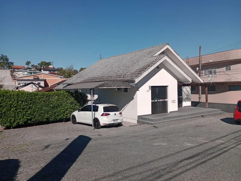 Residencia em corredor de serviço com sala comercial + casa com 2 dormitórios a minutos do centro - foto 1