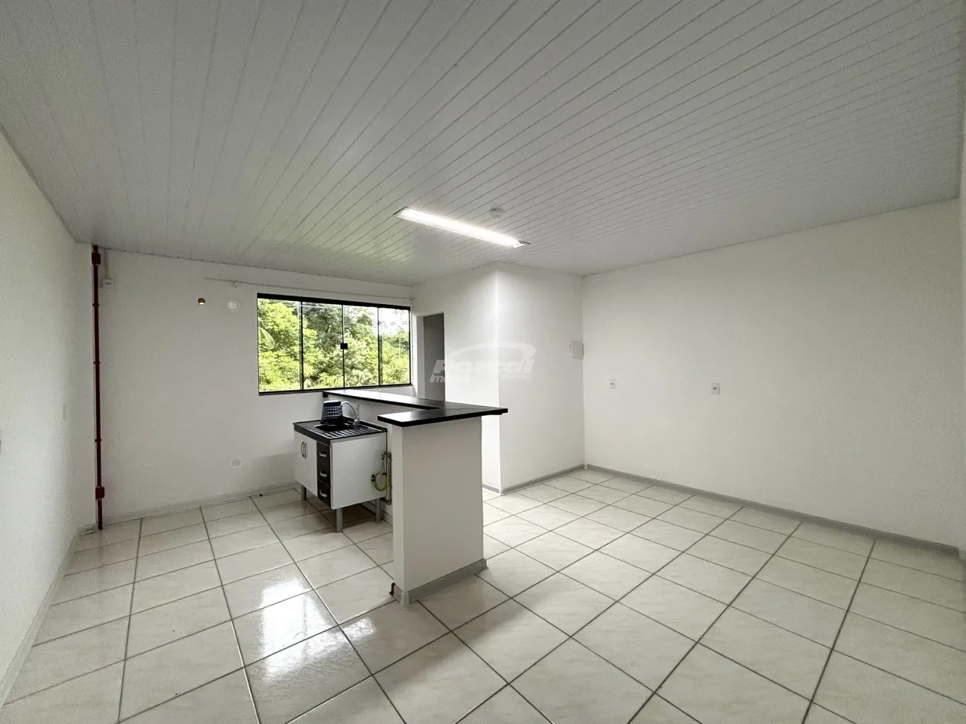 Imovel com 28m, com dormitório e cozinha conjugados, banheiro social, area de serviço e 01 vaga de garagem descoberta. Ideal para 01 pessoa ou casal. - foto 1