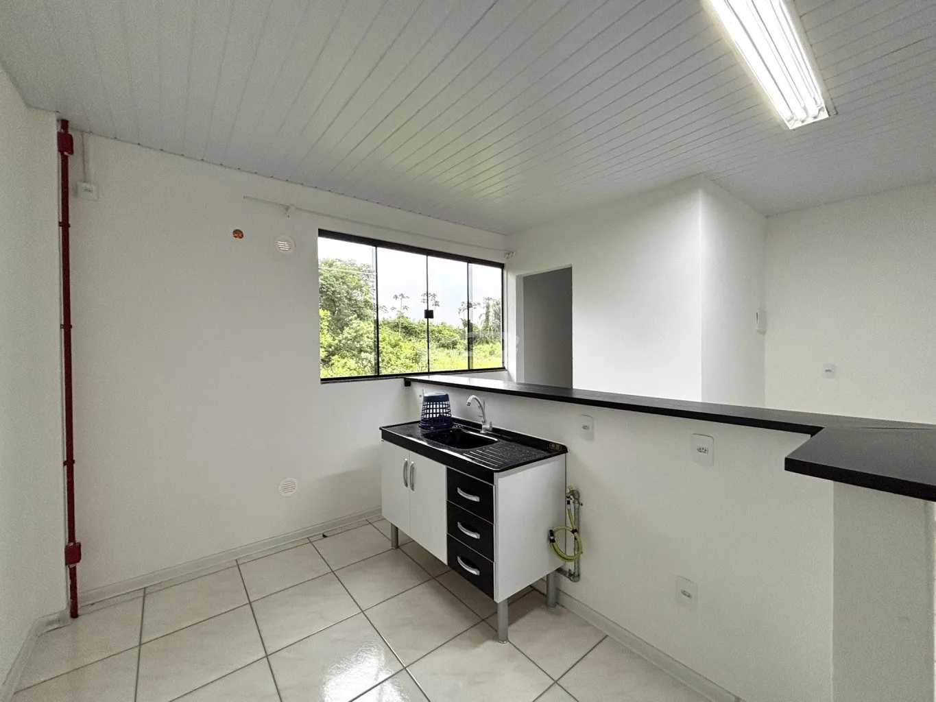 Imovel com 28m, com dormitório e cozinha conjugados, banheiro social, area de serviço e 01 vaga de garagem descoberta. Ideal para 01 pessoa ou casal. — foto 3