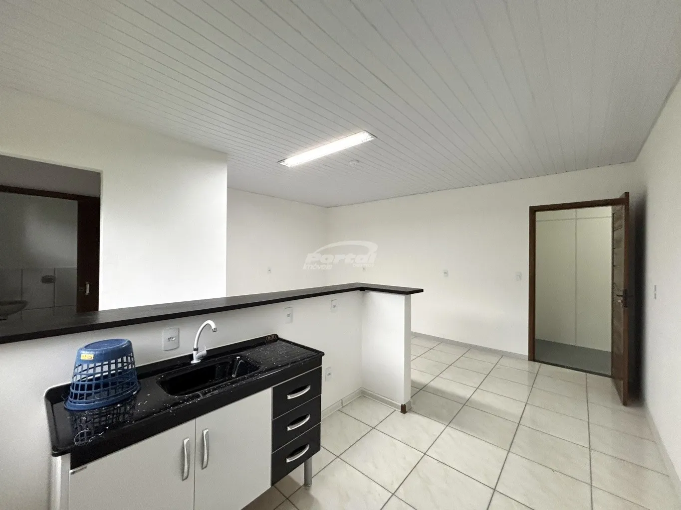 Imovel com 28m, com dormitório e cozinha conjugados, banheiro social, area de serviço e 01 vaga de garagem descoberta. Ideal para 01 pessoa ou casal. — foto 4