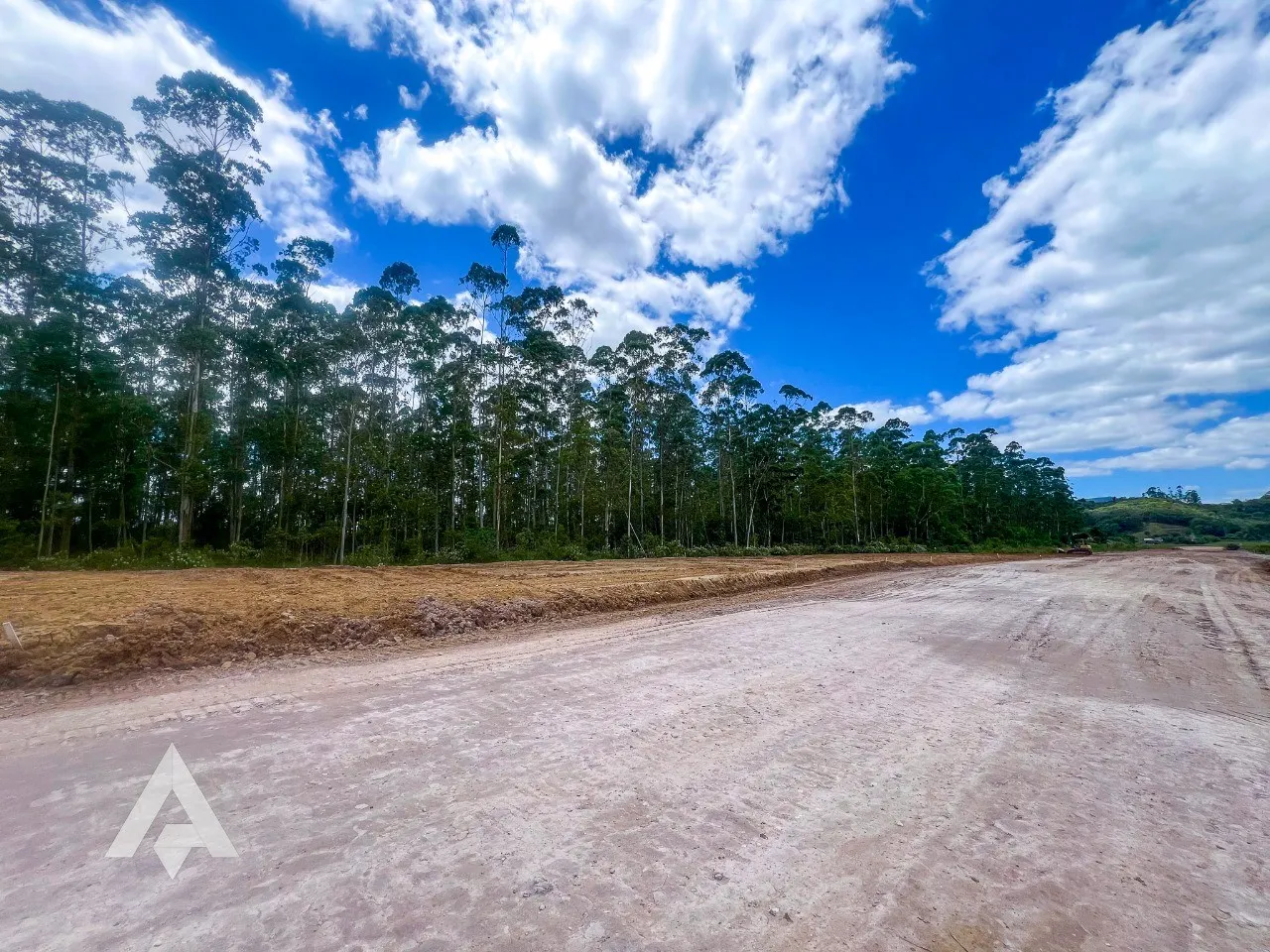 Terreno de 1.955,24 m com galpão de 750,00 m à venda por R$2.100.000,00 - Bairro Figueira - Gaspar/SC - foto 1