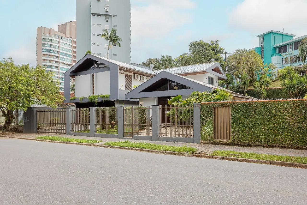 Casa com 3 quartos à venda no bairro Atiradores em Joinville-SC por R$2.200.000,00. - foto 1
