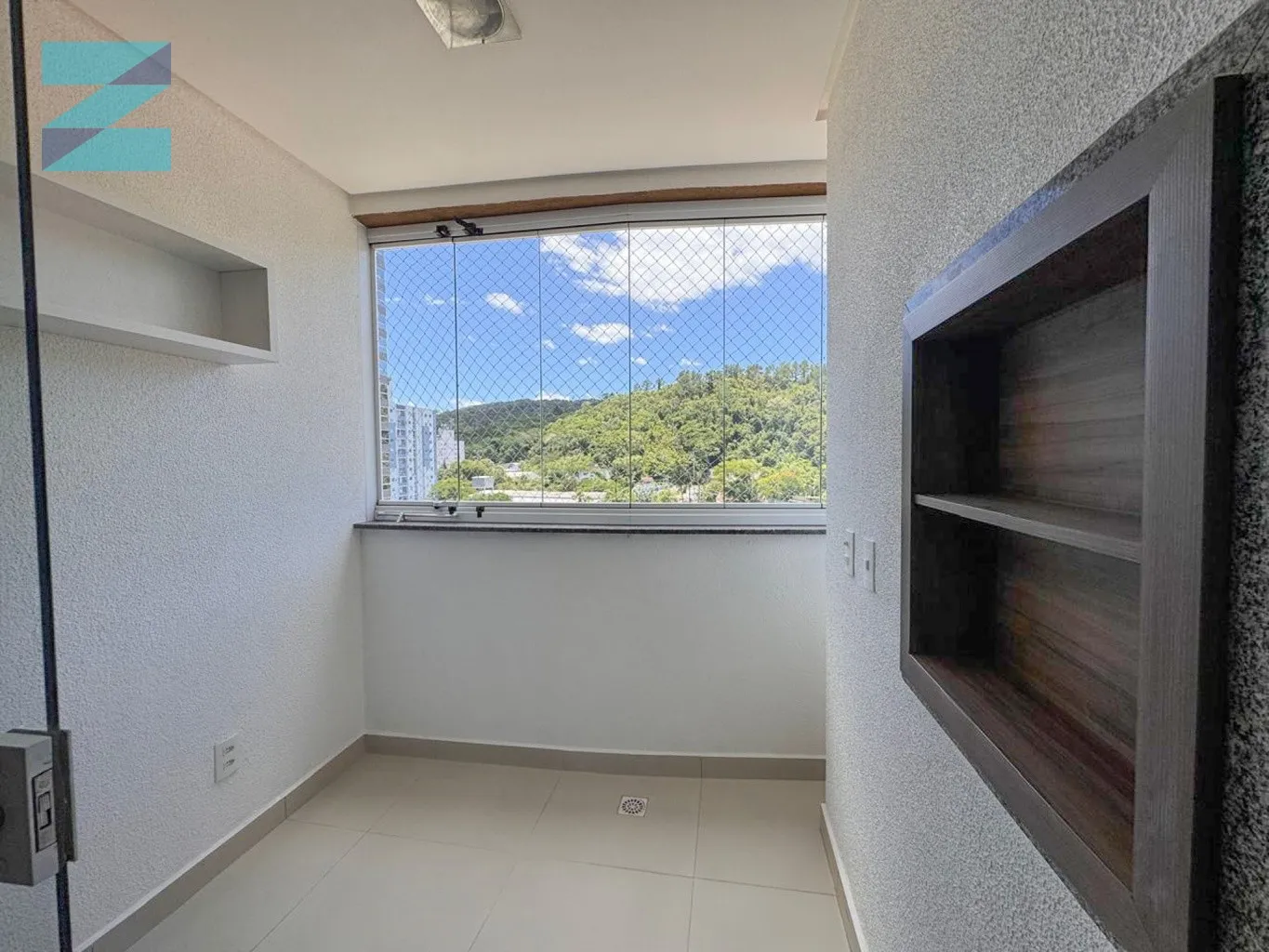 Apartamento completamento mobiliado, sacada com churrasqueira ! — foto 6