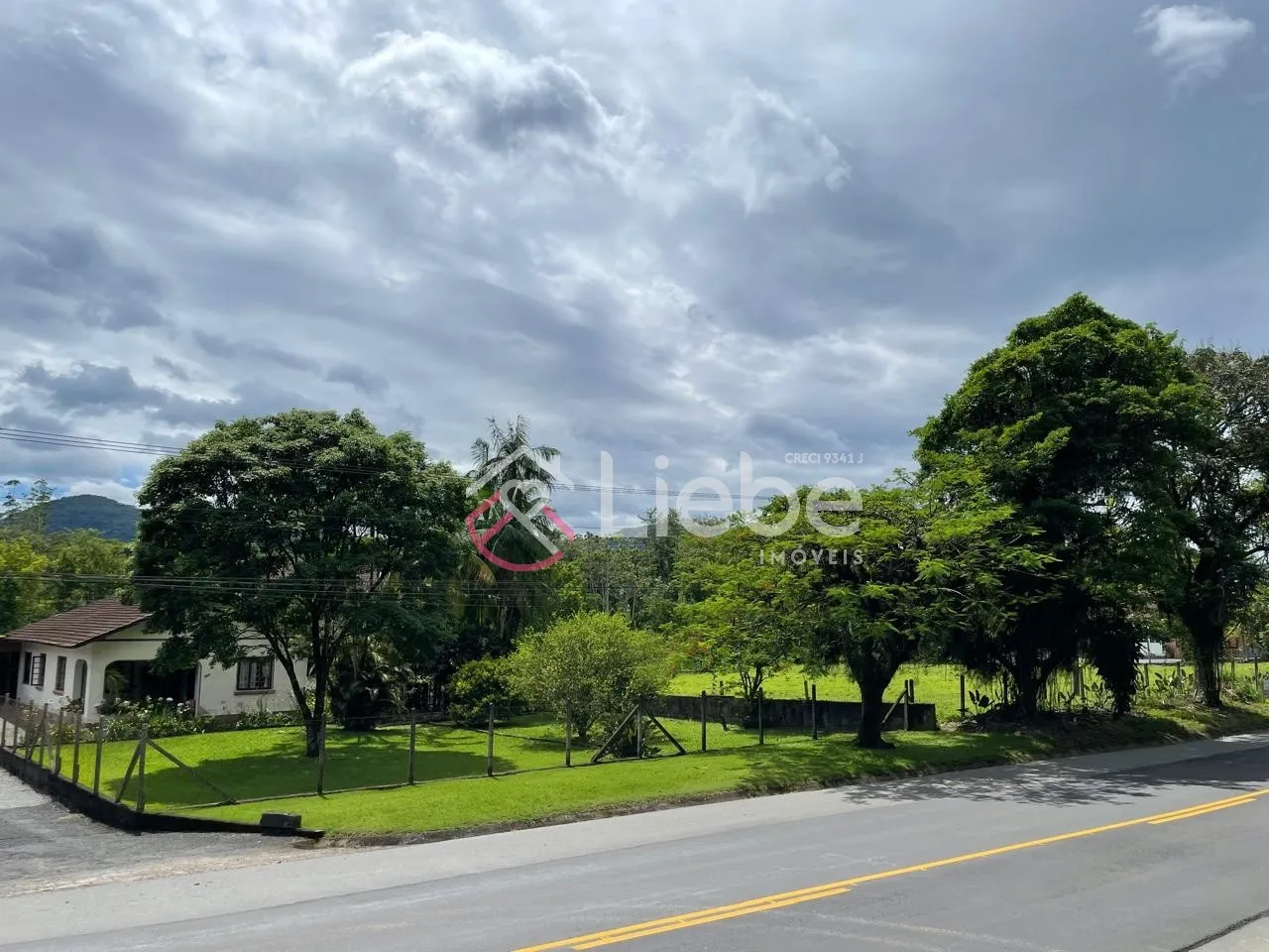 Terreno ÚNICO para instalação de indústria, centro logístico, unidade Multi Familiar ou Comercial no Bairro Testo Central na cidade de Pomerode com 9.759,61m. Imóvel já possui 4 residências. - foto 1