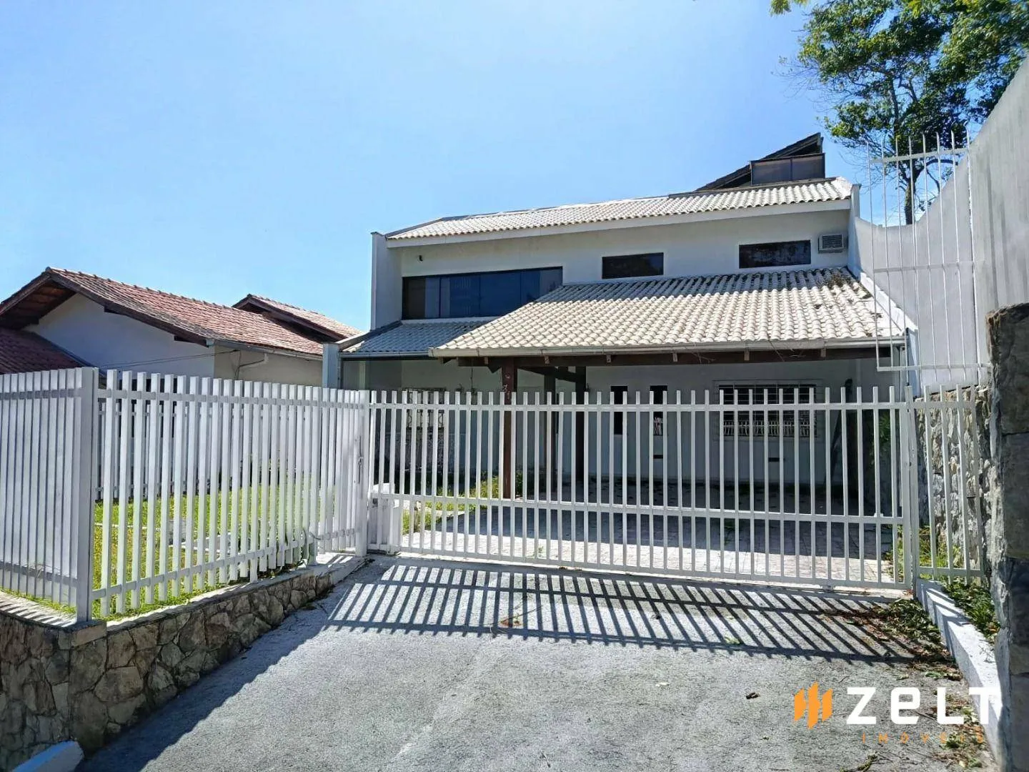 Casa com 5 dormitórios para alugar, 421 m por R$ 8.851,11/mês - Ponta Aguda - Blumenau/SC - foto 1