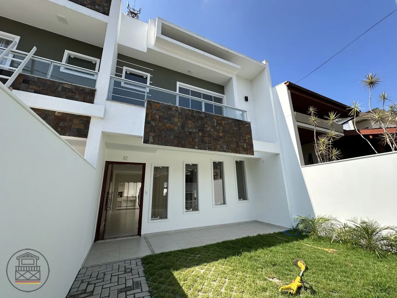 Sobrado com 3 dormitórios próximo ao Cedup no bairro Escola Agricola. - foto 1