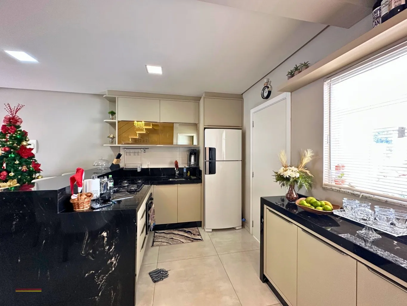 Excelente triplex com 3 dormitórios, sendo 1 com suíte no bairro Escola Agricola — foto 2