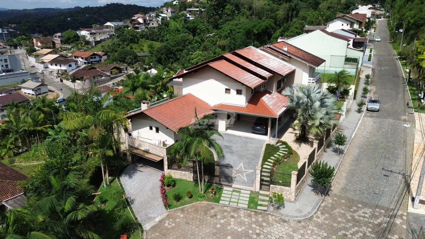 Casa à venda com 3 quartos e 3 suítes, 3 vagas, 231m² no Garcia, Blumenau - foto 1