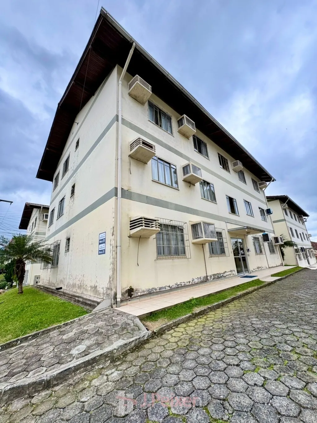 Apartamento semi-mobiliado com 3 dormitórios em condomínio com ótima localização para quem quer morar no Bairro Água Verde - foto 1