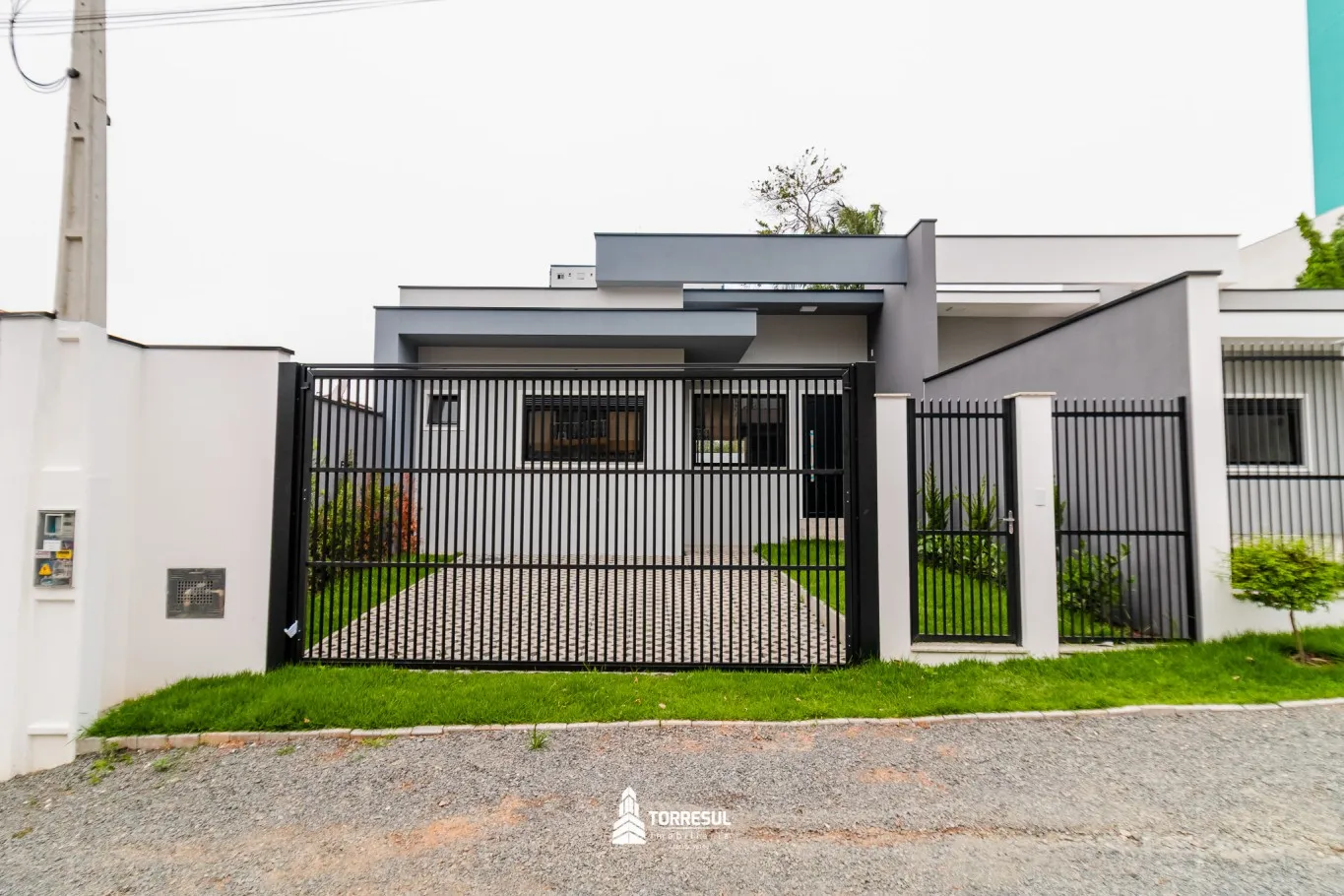 Casa moderna de 3 suítes e área de festa completa no bairro Escola Agrícola - foto 1