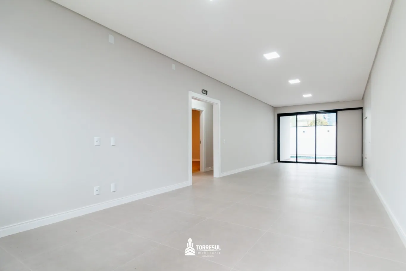 Casa moderna de 3 suítes e área de festa completa no bairro Escola Agrícola — foto 3