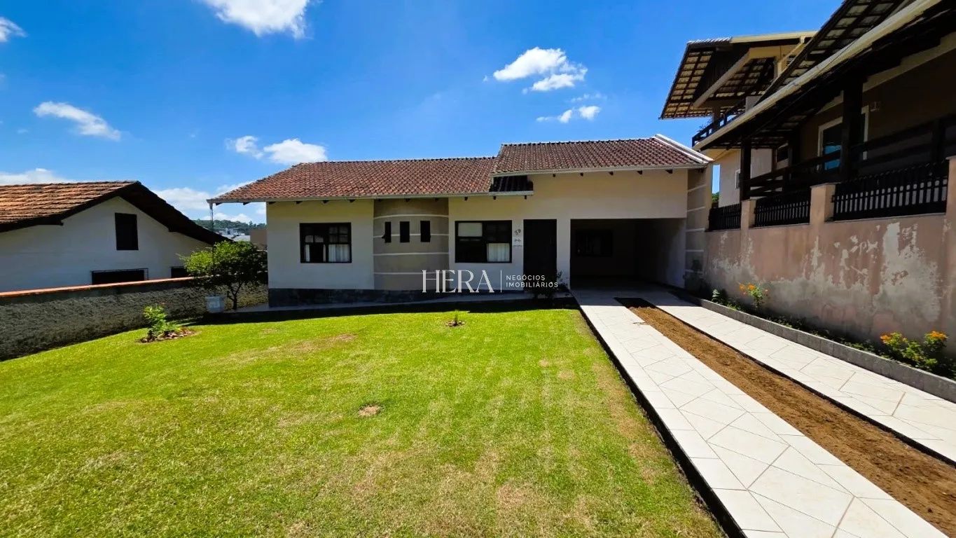 Casa térrea exclusiva a venda, de 3 dormitórios no bairro Água Verde — foto 2