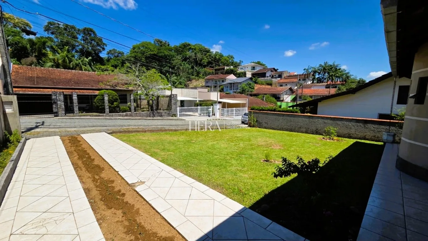 Casa térrea exclusiva a venda, de 3 dormitórios no bairro Água Verde — foto 4