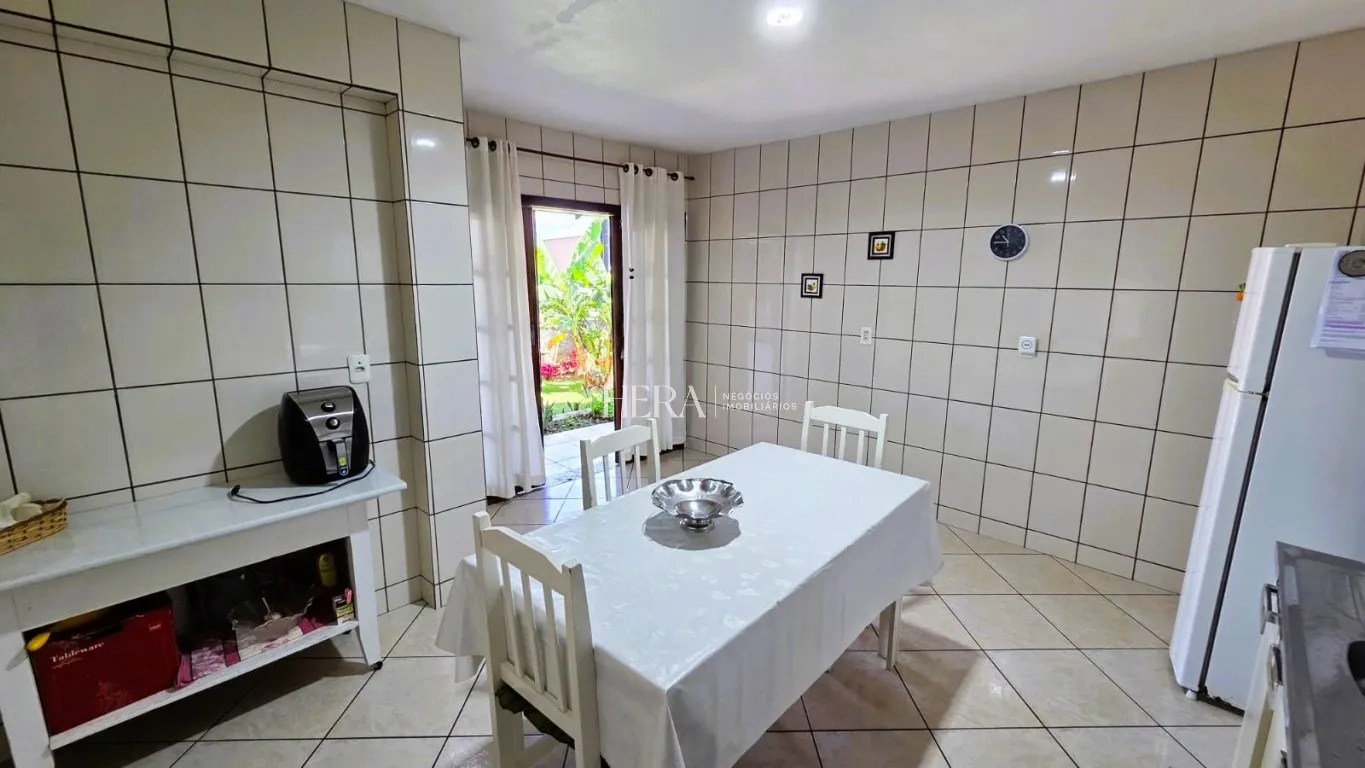 Casa térrea exclusiva a venda, de 3 dormitórios no bairro Água Verde — foto 6