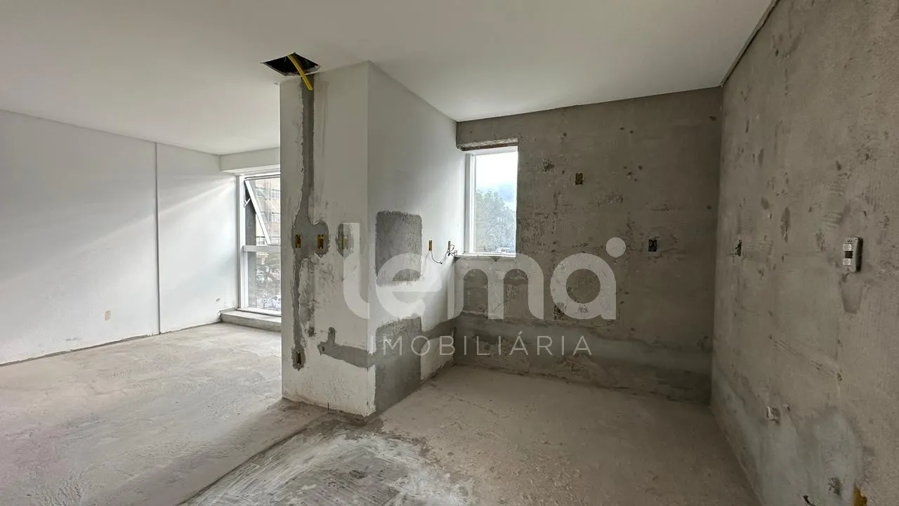 Apartamento com 3 dormitórios, sendo 1 suíte e 2 demi-suítes no Bairro Ponta Aguda. — foto 2