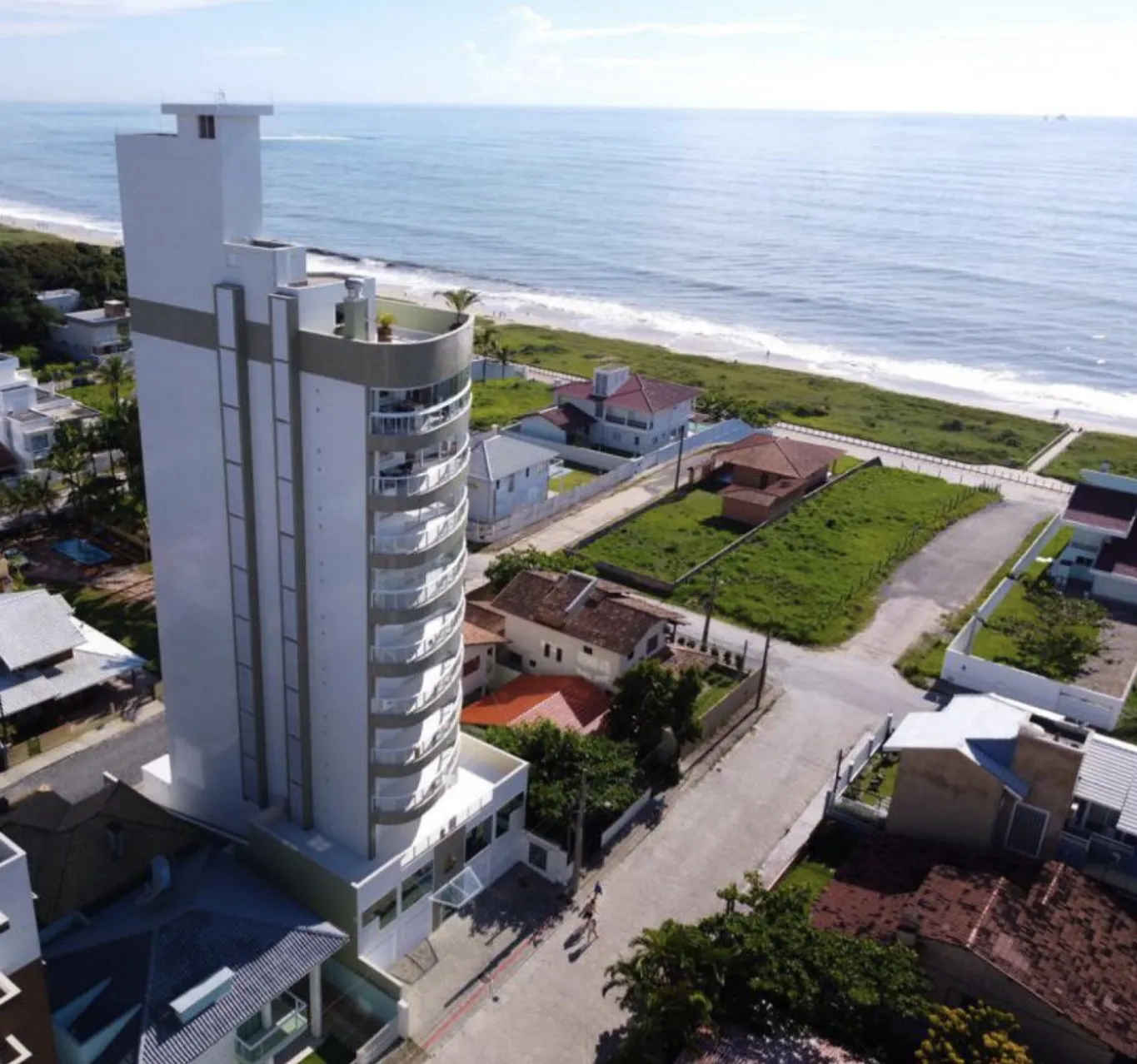 Apartamento Pronto com 3 Suítes a Poucos Passos do Mar - foto 1