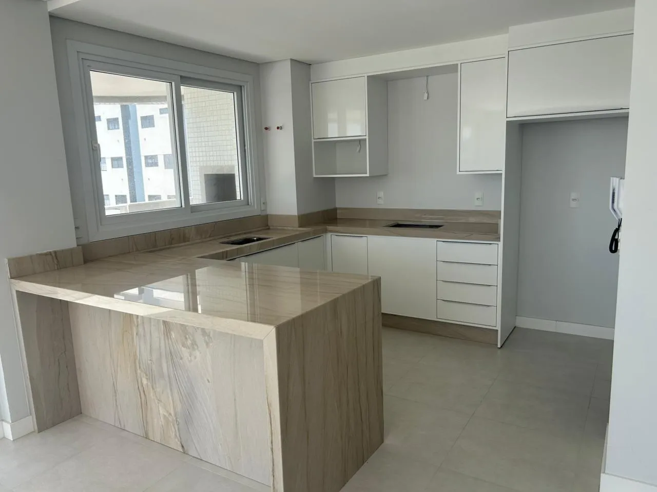 Apartamento Pronto com 3 Suítes a Poucos Passos do Mar — foto 4