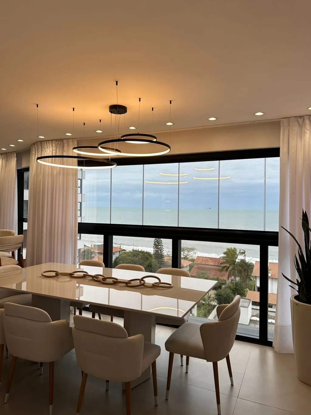 Apartamento pronto com 3 suítes Finamente Mobiliado e Frente Mar - foto 1