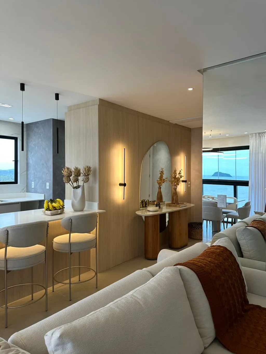 Apartamento pronto com 3 suítes Finamente Mobiliado e Frente Mar — foto 6