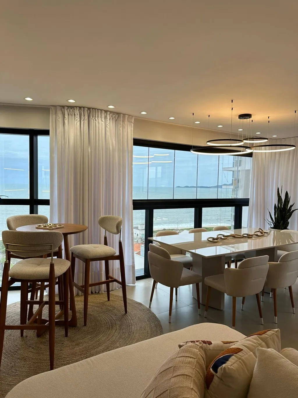 Apartamento pronto com 3 suítes Finamente Mobiliado e Frente Mar — foto 7
