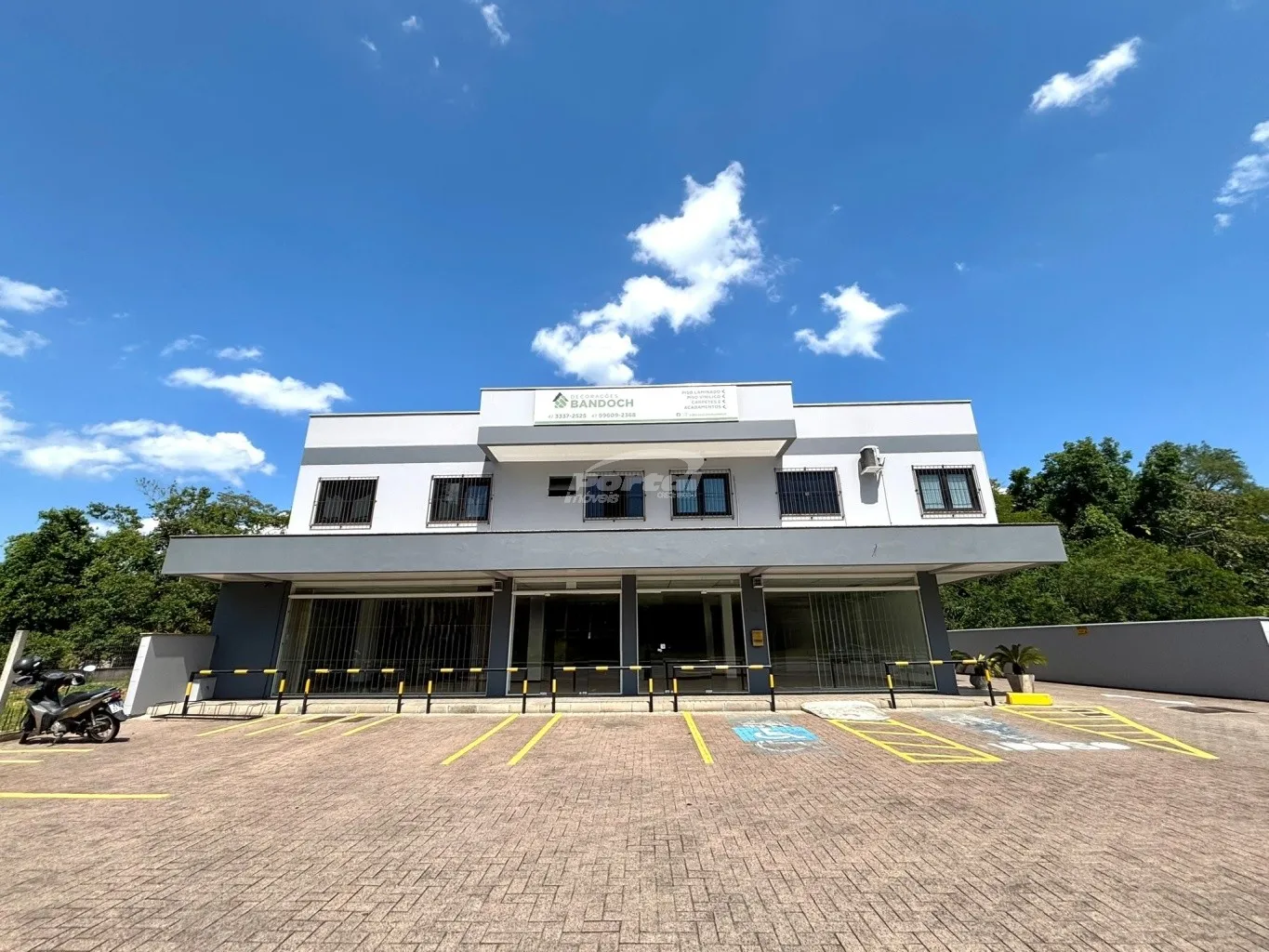 Loja comercial com 220m, com layout versátil que permite adequações conforme a necessidade do seu negócio, 02 banheiros, garantindo conforto para clientes e colaboradores, Amplo estacionamento, com vagas na parte frontal e nos fundos do imóvel. - foto 1