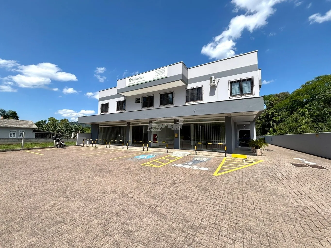 Loja comercial com 220m, com layout versátil que permite adequações conforme a necessidade do seu negócio, 02 banheiros, garantindo conforto para clientes e colaboradores, Amplo estacionamento, com vagas na parte frontal e nos fundos do imóvel. — foto 2