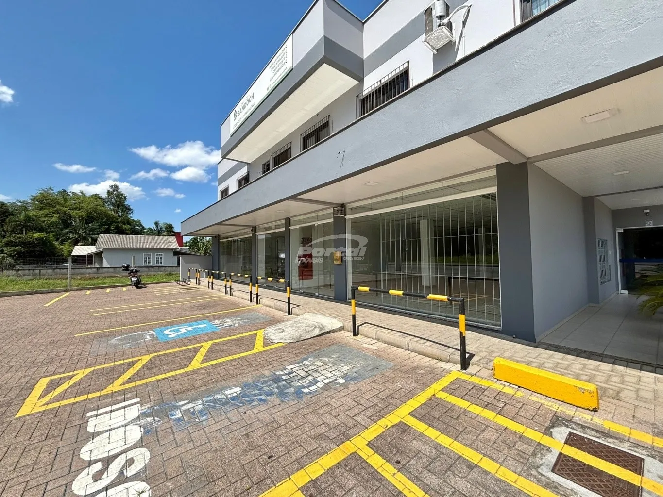 Loja comercial com 220m, com layout versátil que permite adequações conforme a necessidade do seu negócio, 02 banheiros, garantindo conforto para clientes e colaboradores, Amplo estacionamento, com vagas na parte frontal e nos fundos do imóvel. — foto 3