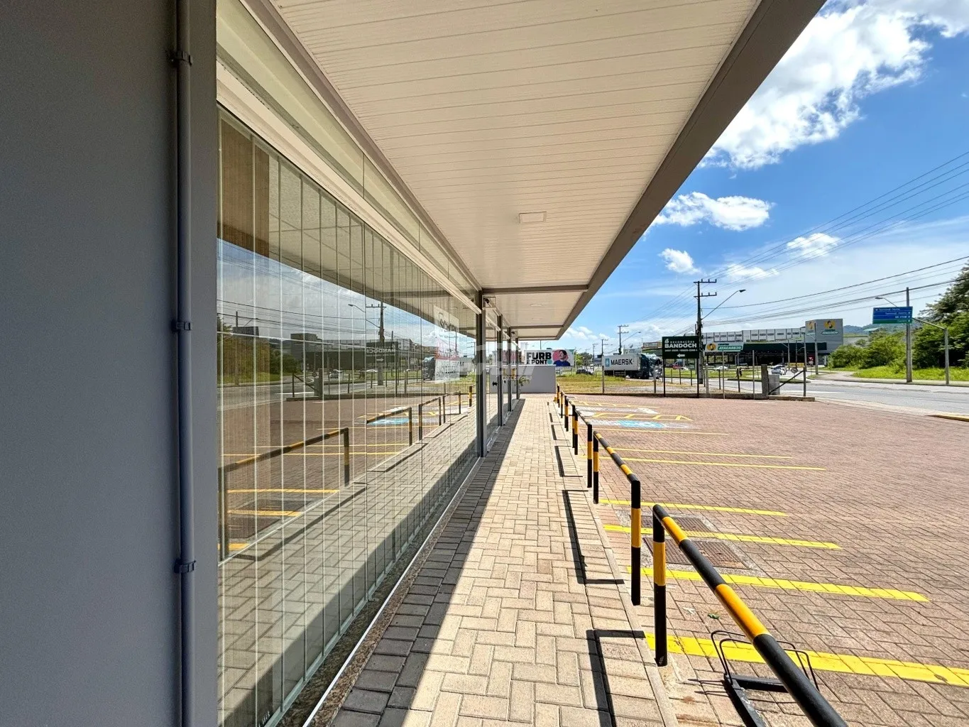 Loja comercial com 220m, com layout versátil que permite adequações conforme a necessidade do seu negócio, 02 banheiros, garantindo conforto para clientes e colaboradores, Amplo estacionamento, com vagas na parte frontal e nos fundos do imóvel. — foto 4