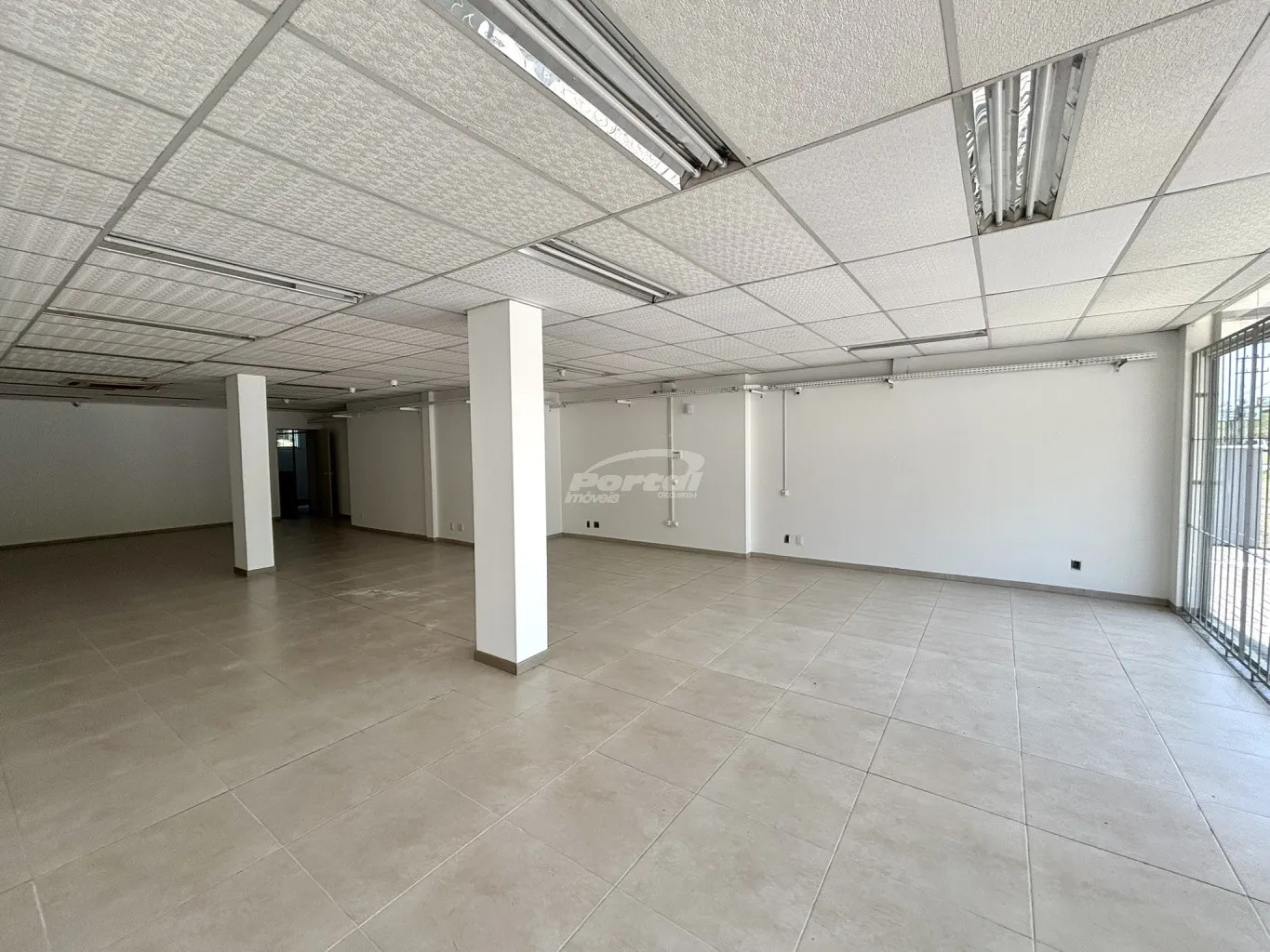 Loja comercial com 220m, com layout versátil que permite adequações conforme a necessidade do seu negócio, 02 banheiros, garantindo conforto para clientes e colaboradores, Amplo estacionamento, com vagas na parte frontal e nos fundos do imóvel. — foto 5