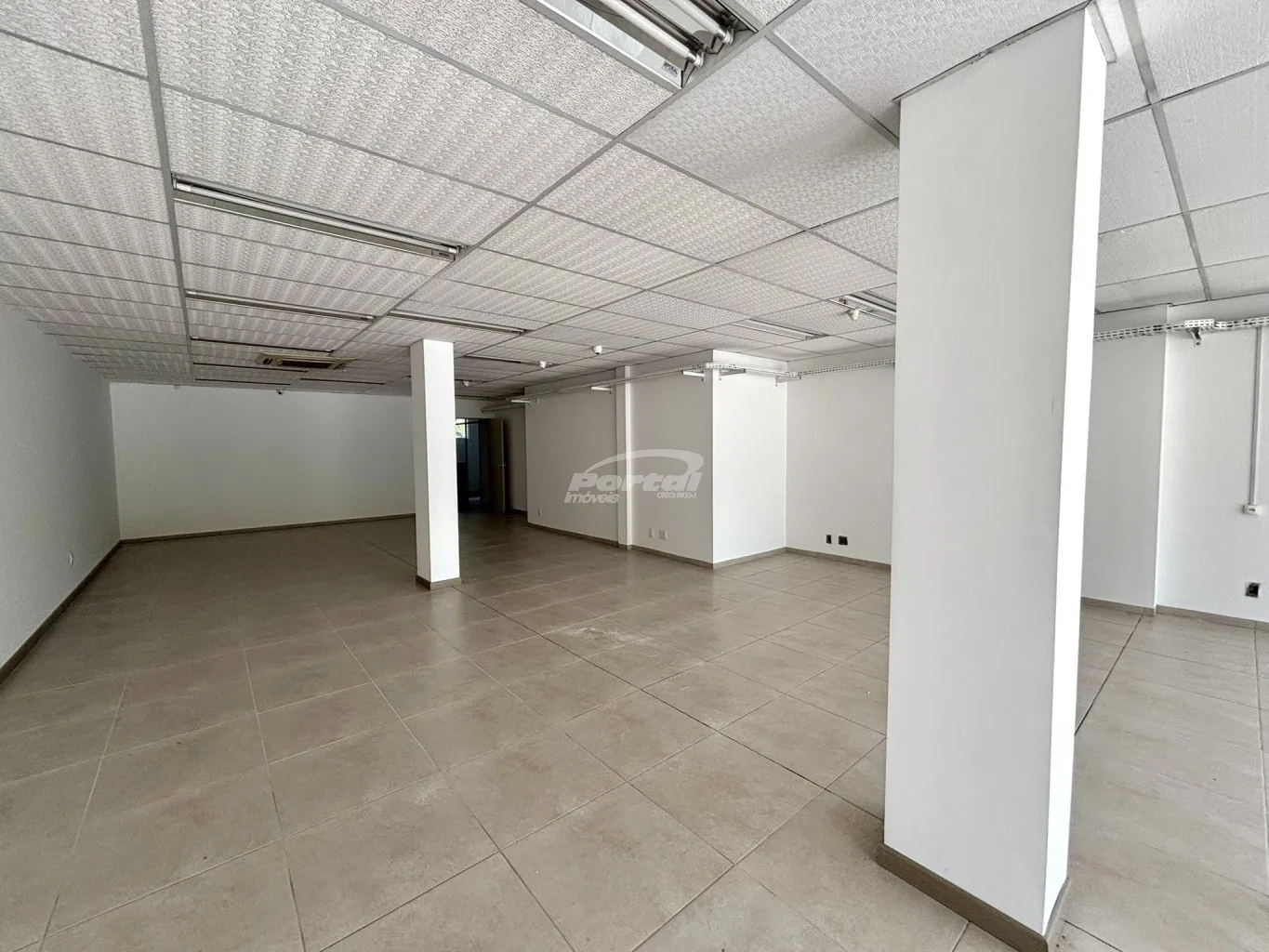 Loja comercial com 220m, com layout versátil que permite adequações conforme a necessidade do seu negócio, 02 banheiros, garantindo conforto para clientes e colaboradores, Amplo estacionamento, com vagas na parte frontal e nos fundos do imóvel. — foto 6