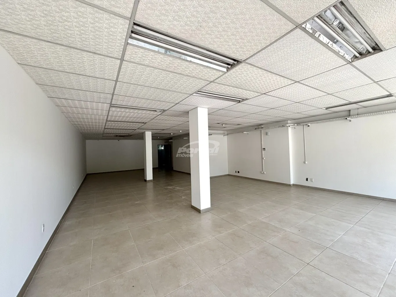 Loja comercial com 220m, com layout versátil que permite adequações conforme a necessidade do seu negócio, 02 banheiros, garantindo conforto para clientes e colaboradores, Amplo estacionamento, com vagas na parte frontal e nos fundos do imóvel. — foto 7