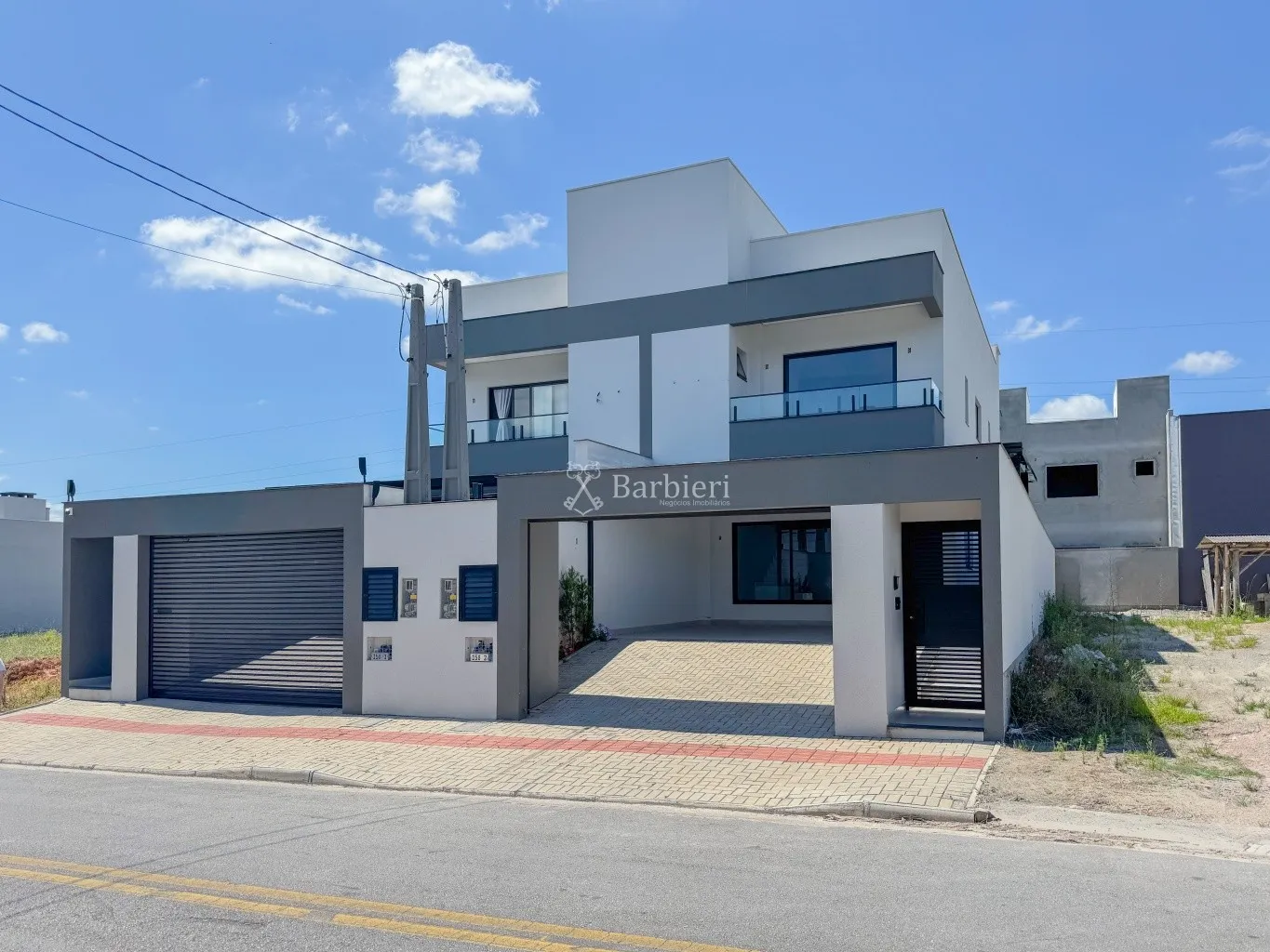 Lindo sobrado com 03 quartos, sendo 01 suíte e 179,001m no bairro Gaspar Mirim, Garpar/SC. - foto 1