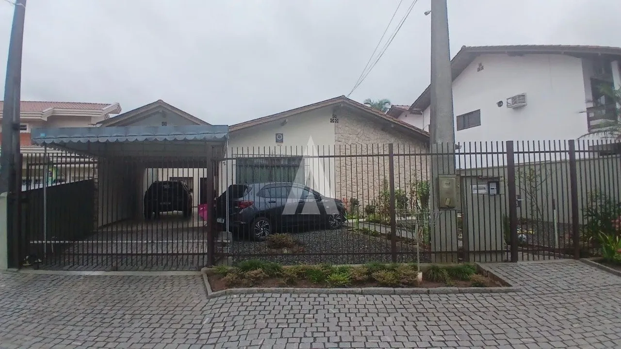 Casa plana com 1 suíte e 5 quartos à venda no bairro Saguaçu em Joinville-SC por R$1.080.000,00. - foto 1