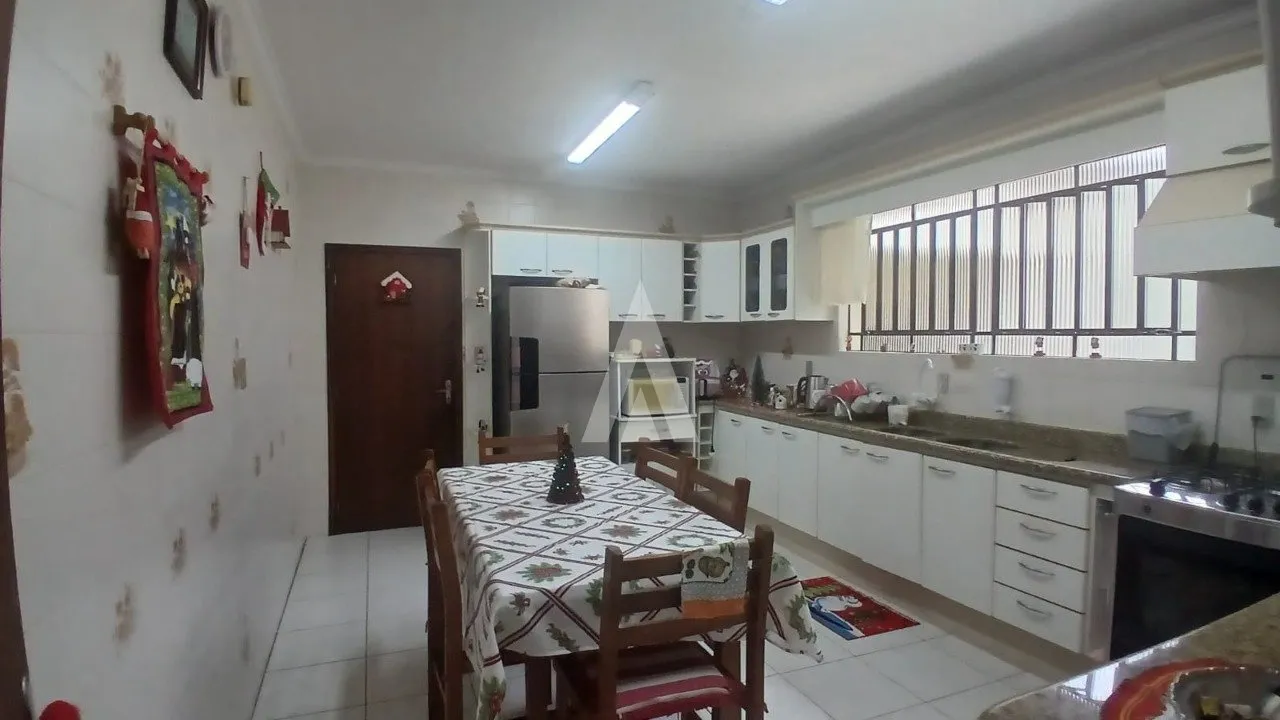 Casa plana com 1 suíte e 5 quartos à venda no bairro Saguaçu em Joinville-SC por R$1.080.000,00. — foto 5