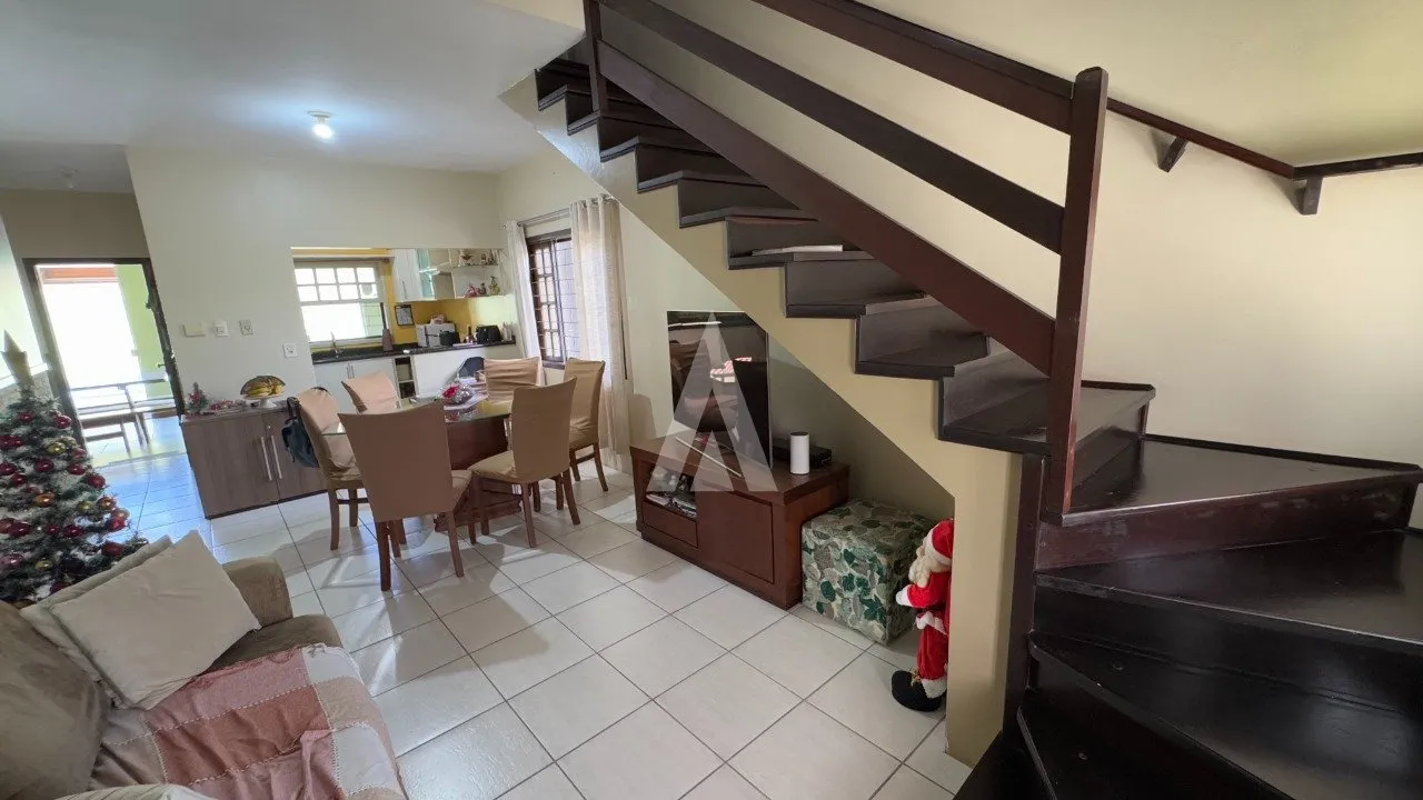Sobrado com 2 suítes mais 1 quarto à venda no bairro Espinheiros em Joinville - SC por R$ 945.000,00. — foto 2