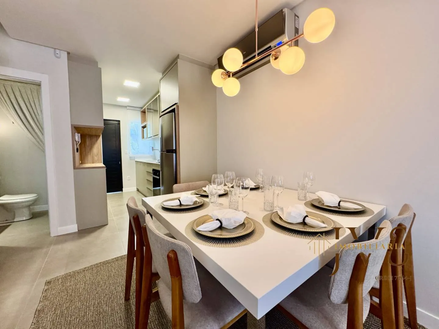 SOBRADO NOVO E FINAMENTE MOBILIADO COM 2 SUÍTES E AMPLO TERRENO DE FUNDOS! — foto 2