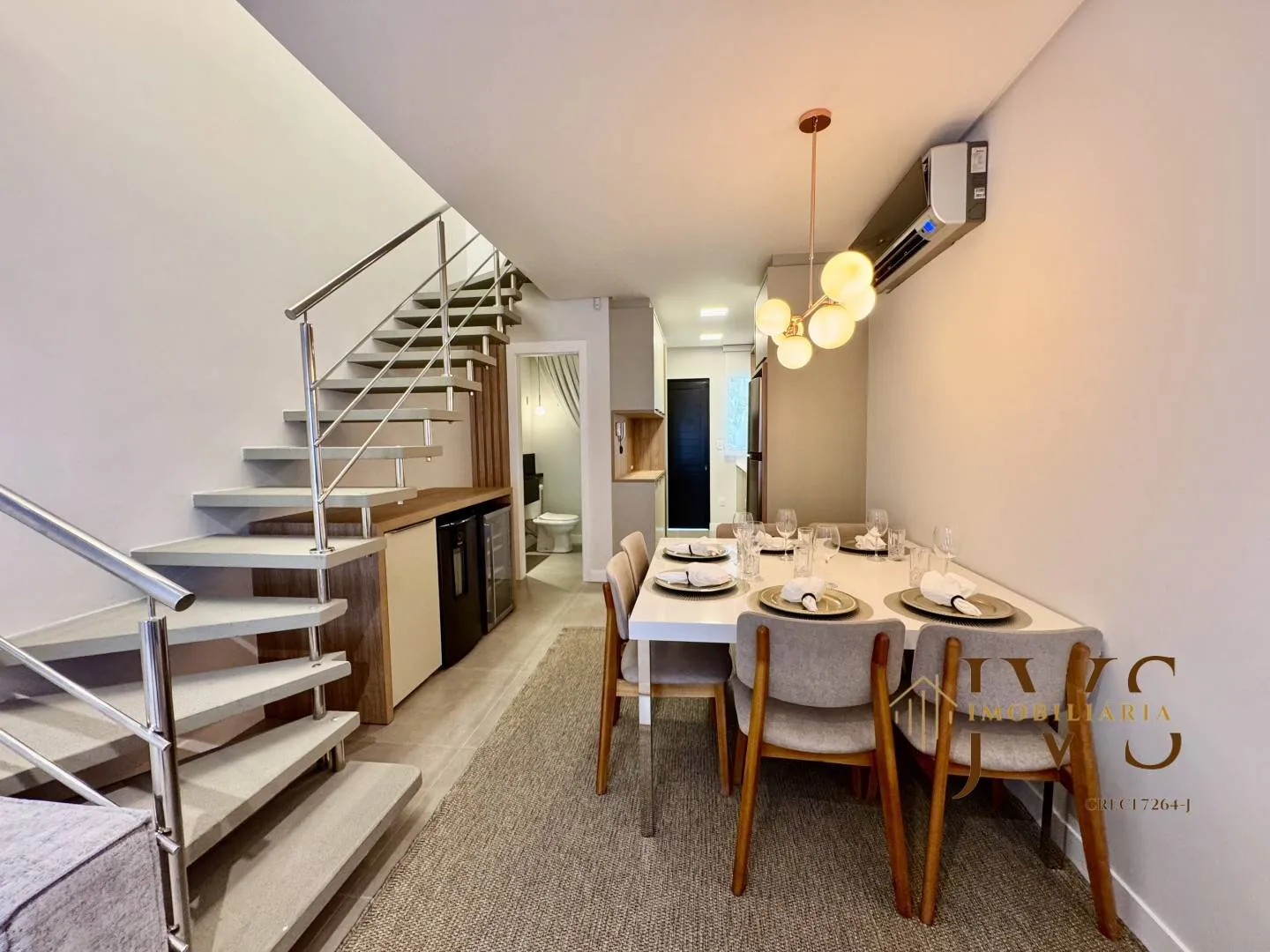 SOBRADO NOVO E FINAMENTE MOBILIADO COM 2 SUÍTES E AMPLO TERRENO DE FUNDOS! — foto 4