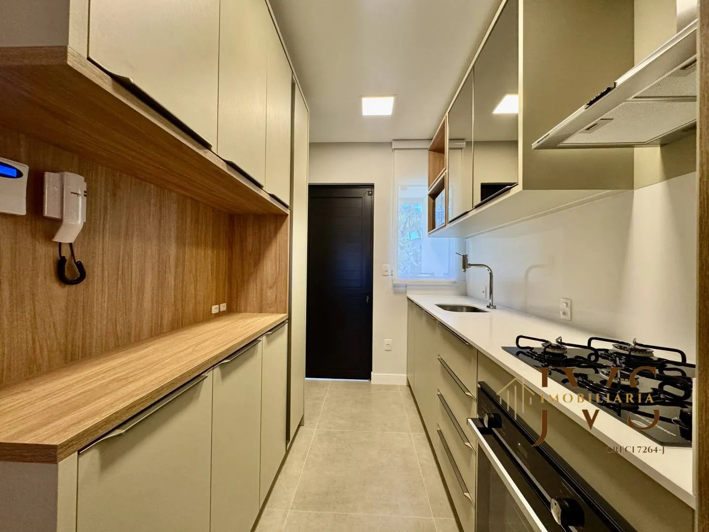 SOBRADO NOVO E FINAMENTE MOBILIADO COM 2 SUÍTES E AMPLO TERRENO DE FUNDOS! — foto 7