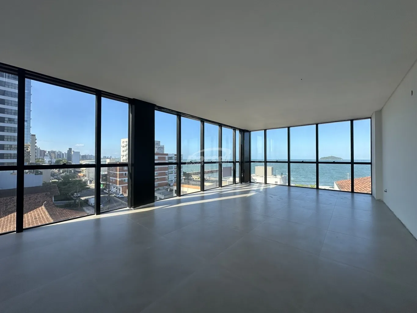 Excelente sala comercial com vista ampla para o mar, no Centro de Balneário Piçarras. (22678). — foto 3
