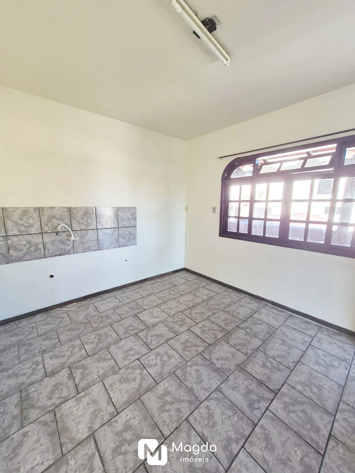 Casa de Alvenaria com Kitnet no Bairro Fortaleza. — foto 4