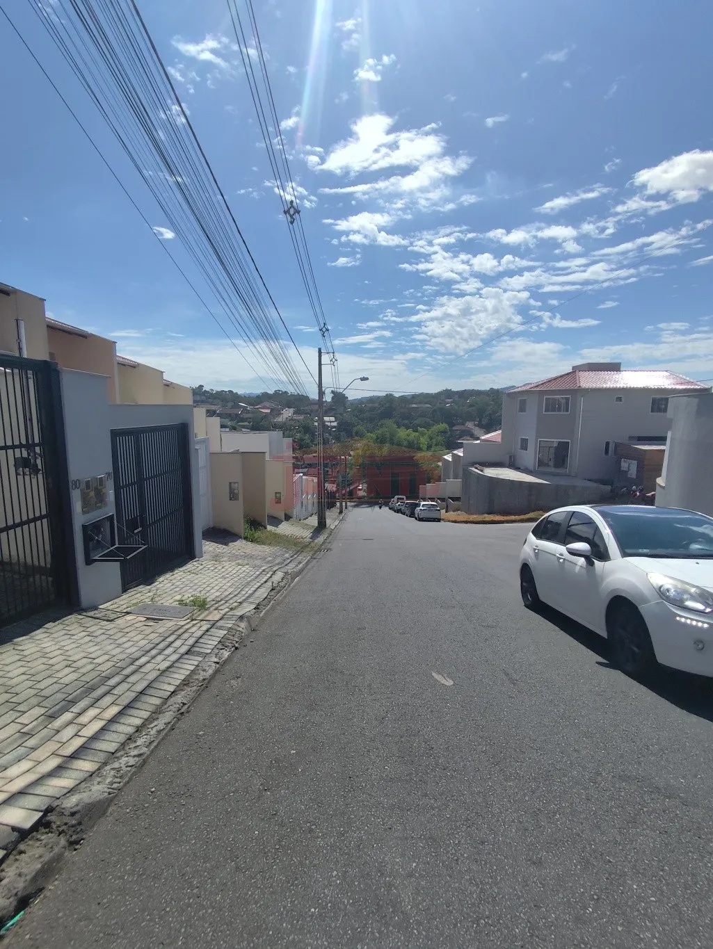 Sobrado com 2 dormitórios, cozinha com móveis sob medida, 2 banheiros, churrasqueira, 2 vagas de garagem, no bairro Fortaleza. — foto 2