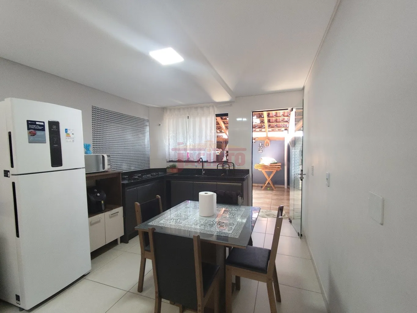 Sobrado com 2 dormitórios, cozinha com móveis sob medida, 2 banheiros, churrasqueira, 2 vagas de garagem, no bairro Fortaleza. — foto 5