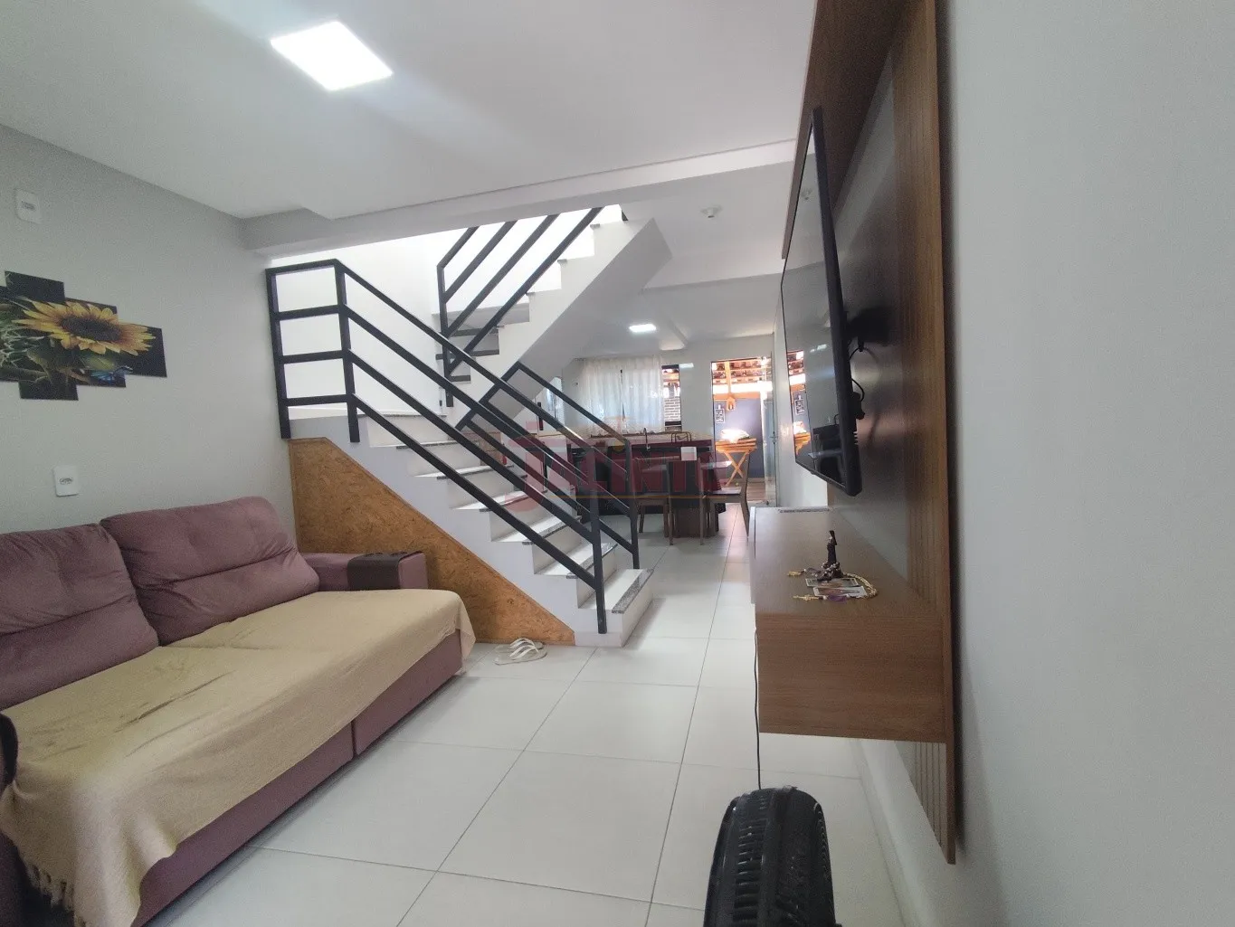 Sobrado com 2 dormitórios, cozinha com móveis sob medida, 2 banheiros, churrasqueira, 2 vagas de garagem, no bairro Fortaleza. — foto 6